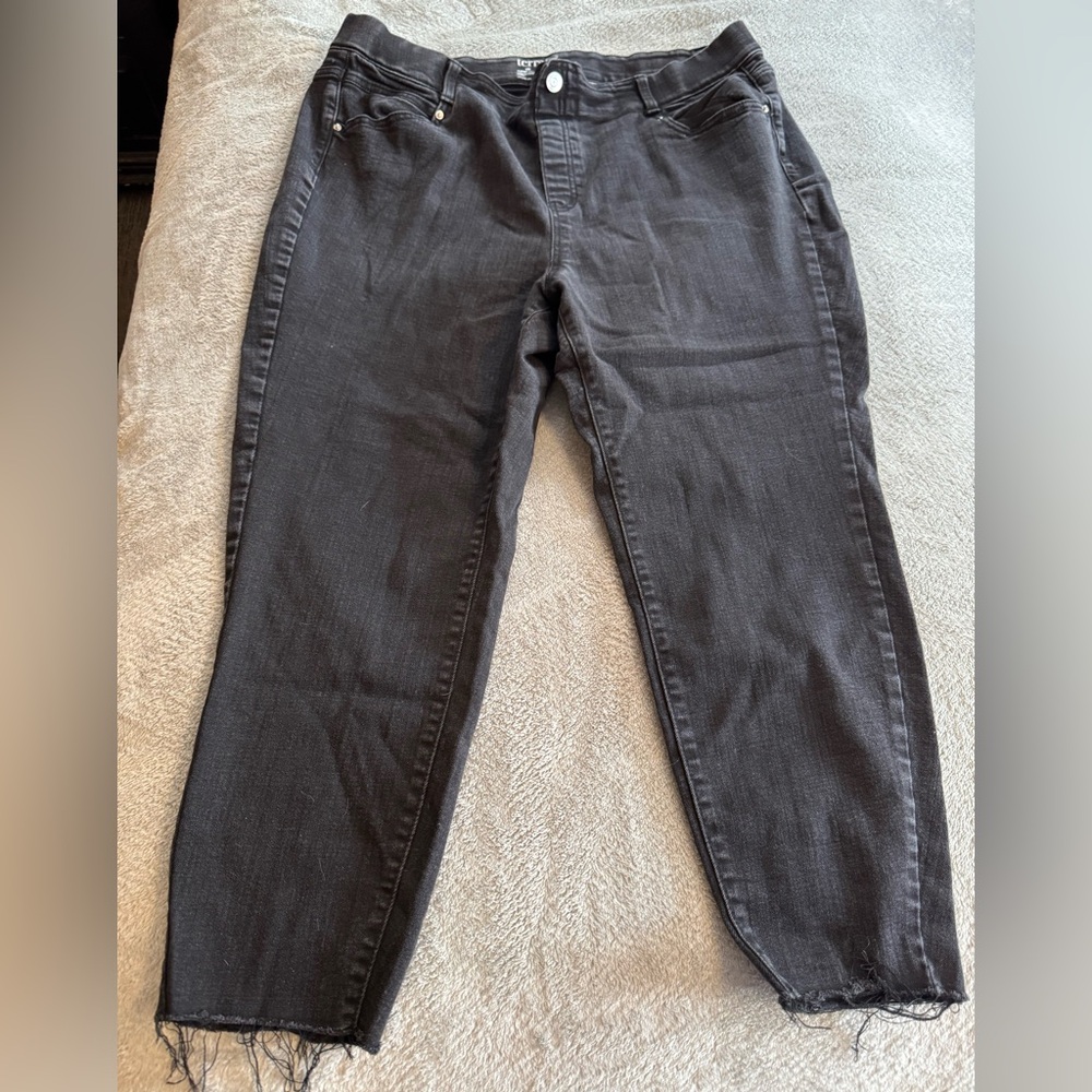 CLEARANCE Terra & Sky Charcoal Ankle Jeans with Frayed Hem
